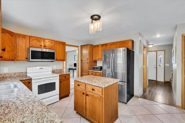 6140 N Thornwood Avenue, Davenport, IA 52806