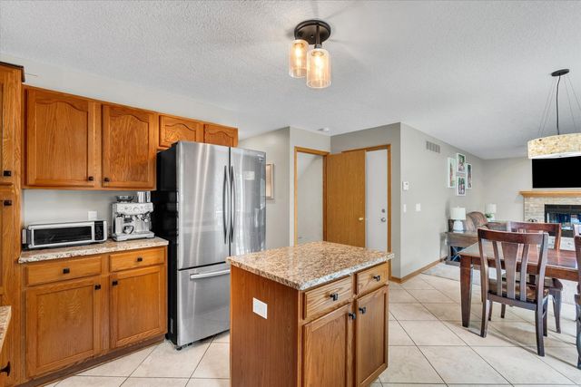 6140 N Thornwood Avenue, Davenport, IA 52806