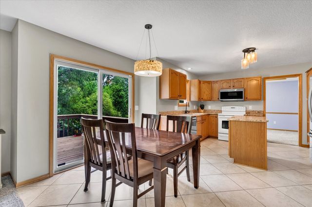 6140 N Thornwood Avenue, Davenport, IA 52806