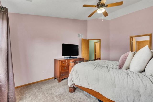 6140 N Thornwood Avenue, Davenport, IA 52806