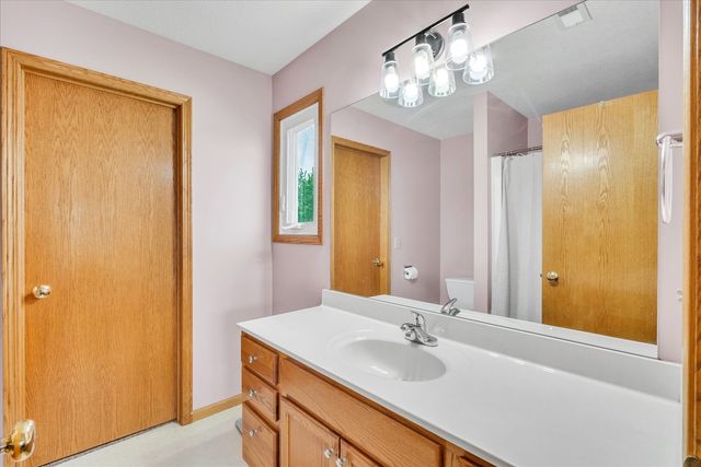 6140 N Thornwood Avenue, Davenport, IA 52806