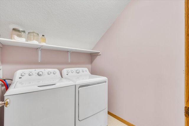 6140 N Thornwood Avenue, Davenport, IA 52806