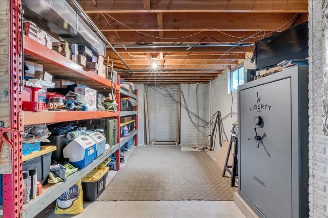6140 N Thornwood Avenue, Davenport, IA 52806