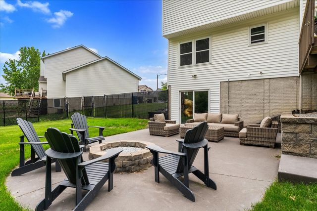 6140 N Thornwood Avenue, Davenport, IA 52806