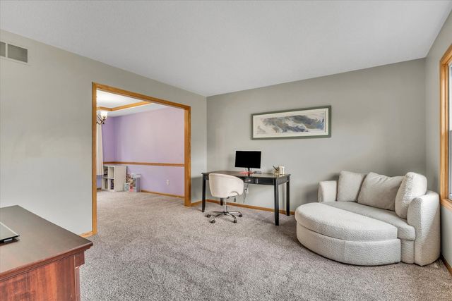 6140 N Thornwood Avenue, Davenport, IA 52806