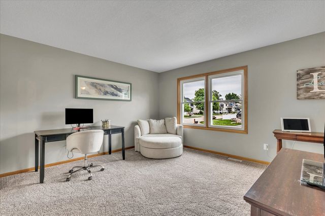 6140 N Thornwood Avenue, Davenport, IA 52806
