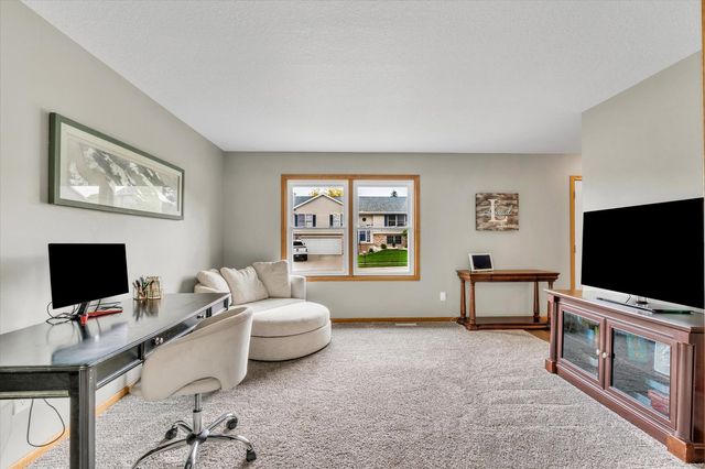 6140 N Thornwood Avenue, Davenport, IA 52806