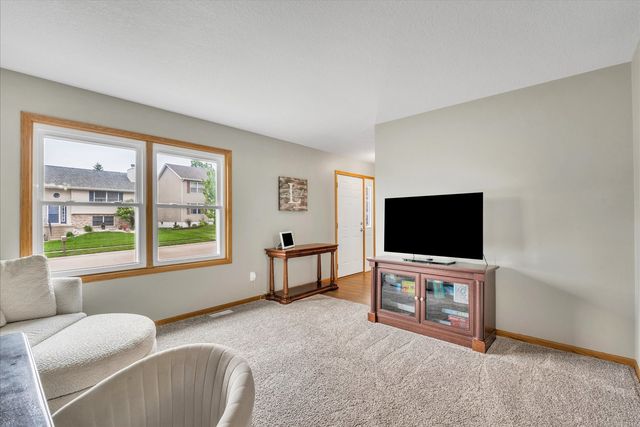 6140 N Thornwood Avenue, Davenport, IA 52806