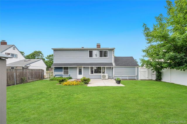 40 Blueberry Lane, Hicksville, NY 11801