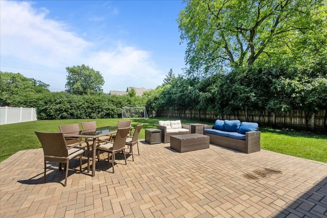 821 Castlewood Lane, Deerfield, IL 60015