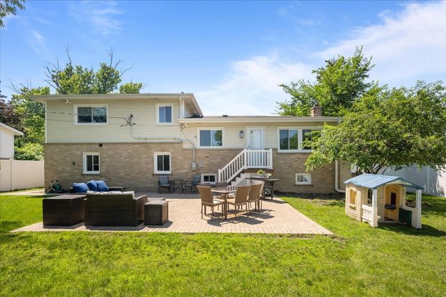 821 Castlewood Lane, Deerfield, IL 60015