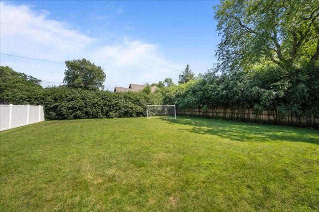 821 Castlewood Lane, Deerfield, IL 60015