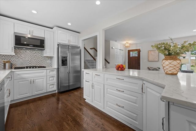 821 Castlewood Lane, Deerfield, IL 60015