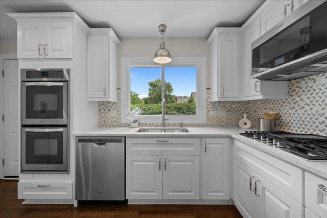 821 Castlewood Lane, Deerfield, IL 60015