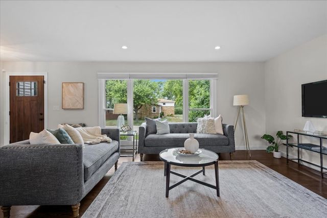821 Castlewood Lane, Deerfield, IL 60015