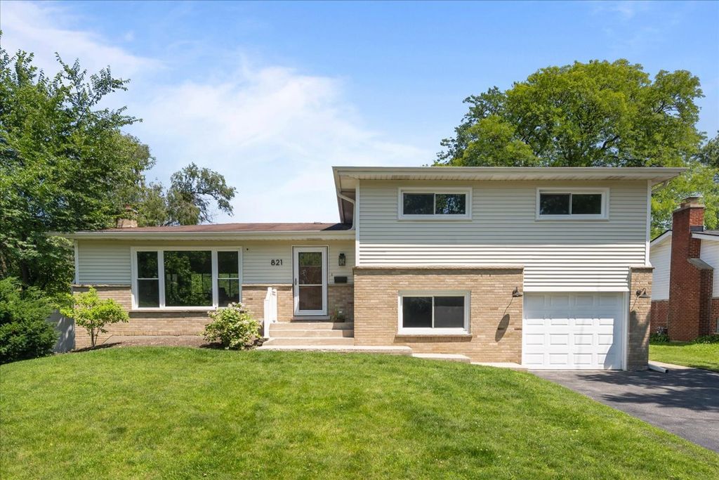 821 Castlewood Lane, Deerfield, IL 60015