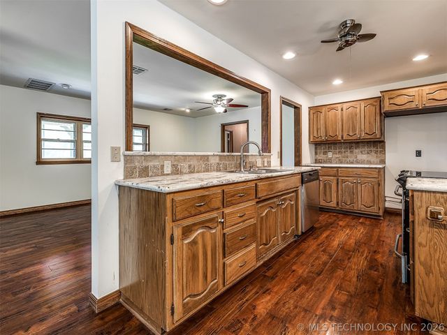32010 E 695 Way, Wagoner, OK 74467