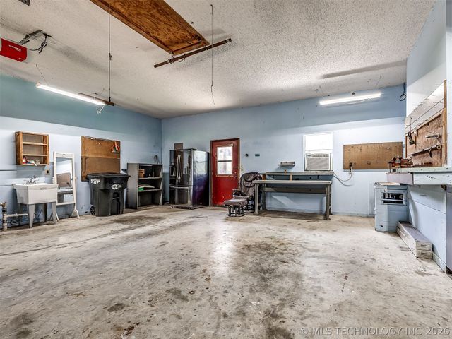 32010 E 695 Way, Wagoner, OK 74467