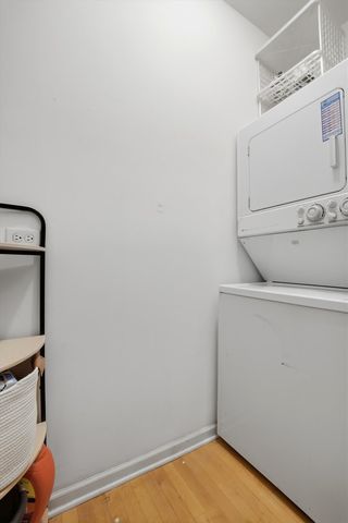 240 S MAPLE Avenue 1W, Oak Park, IL 60302