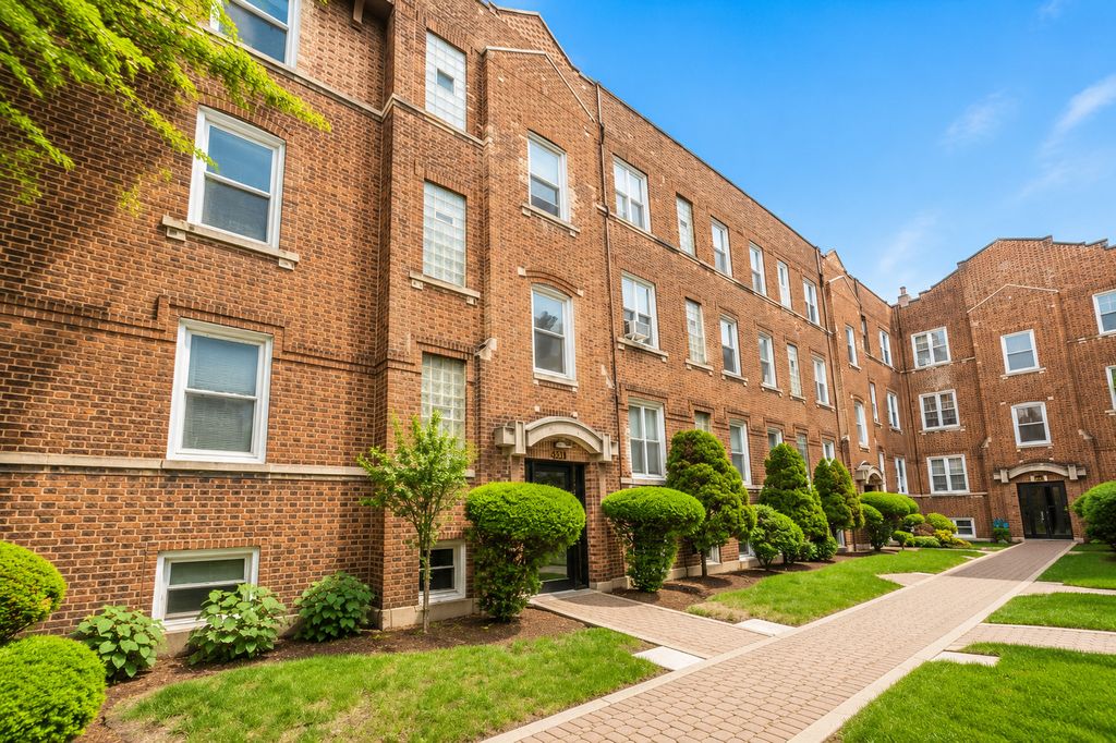 656 W Oakdale Avenue 2D, Chicago, IL 60657
