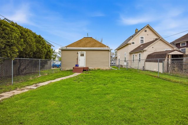 826 10th St SW, Cedar Rapids, IA 52404