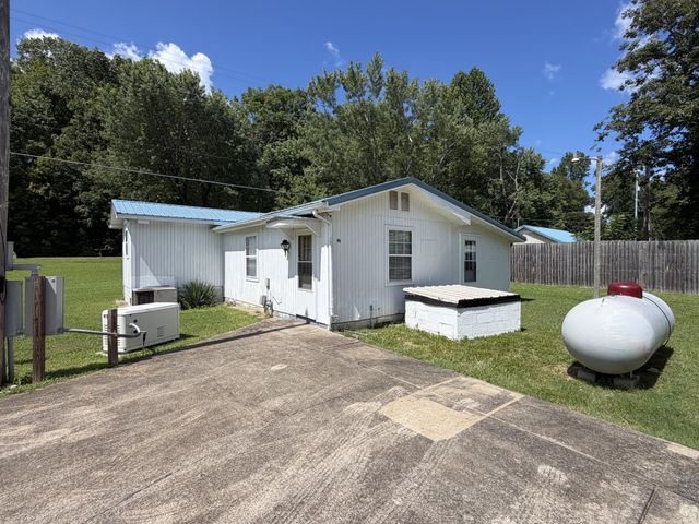 189 Leatherwood Lake Rd, Stewart, TN 37175