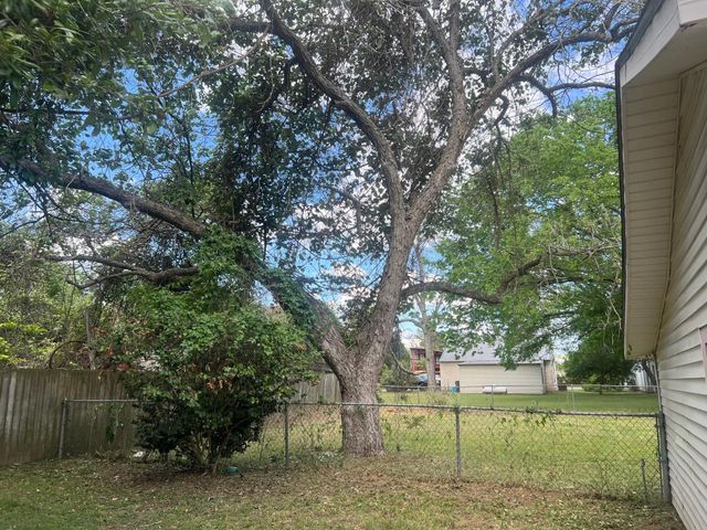 1011 Prairie Street, Columbus, TX 78934