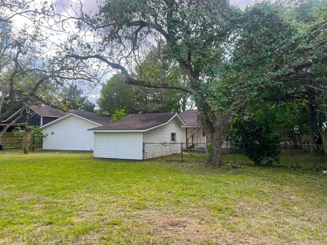 1011 Prairie Street, Columbus, TX 78934