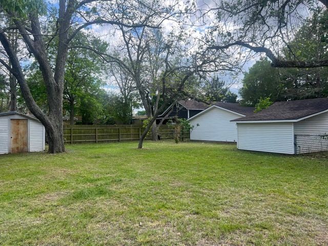 1011 Prairie Street, Columbus, TX 78934