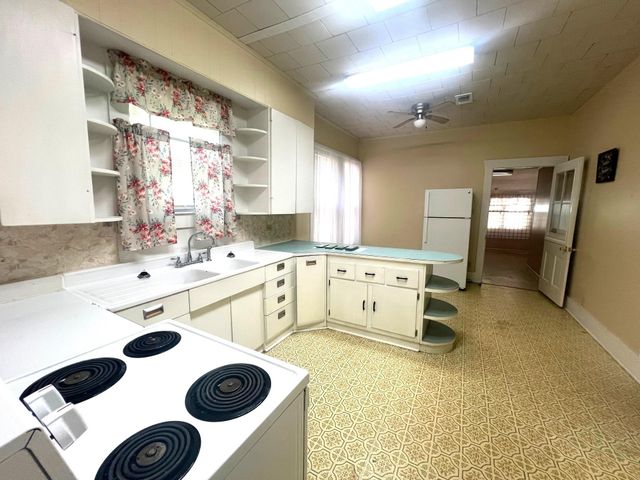 1011 Prairie Street, Columbus, TX 78934