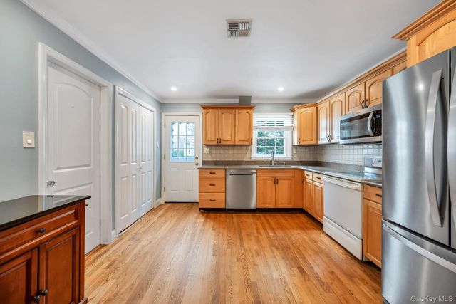 9 Wiggins Street, Ronkonkoma, NY 11779