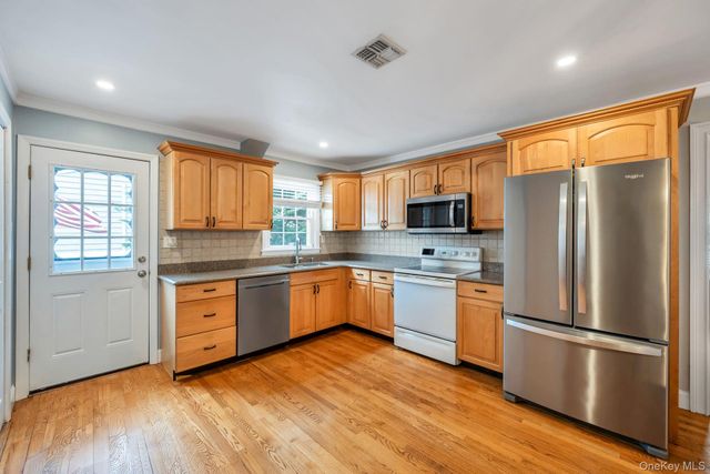 9 Wiggins Street, Ronkonkoma, NY 11779