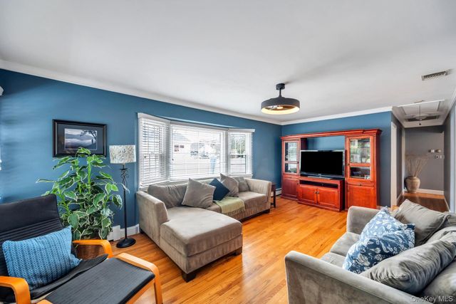 9 Wiggins Street, Ronkonkoma, NY 11779