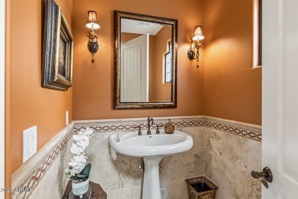 Image 8 of property listing at 10152 E WHITE FEATHER Lane, Scottsdale, AZ 85262