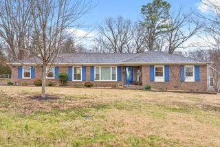 106 Millbrooke Dr, Hopkinsville, KY 42240