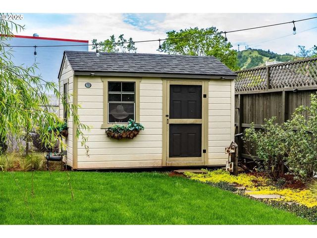 236 Se STEPHENS St, Roseburg, OR 97470