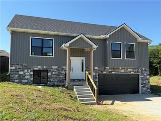 4002 Greywood Lane, St Joseph, MO 64505