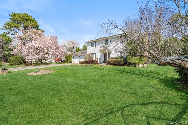 18 Lincoln Avenue, Dix Hills, NY 11746
