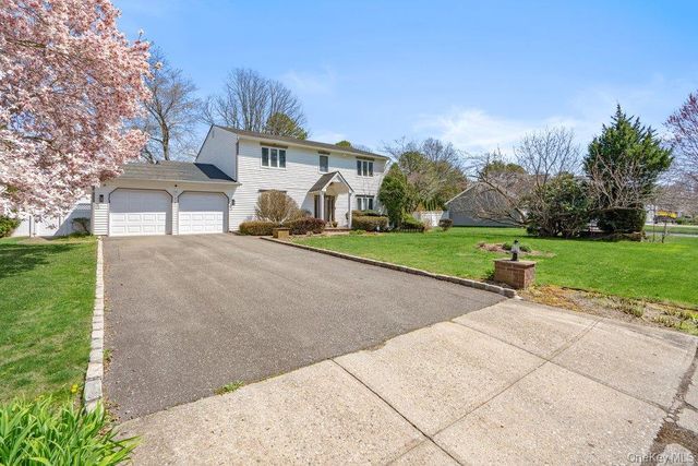 18 Lincoln Avenue, Dix Hills, NY 11746