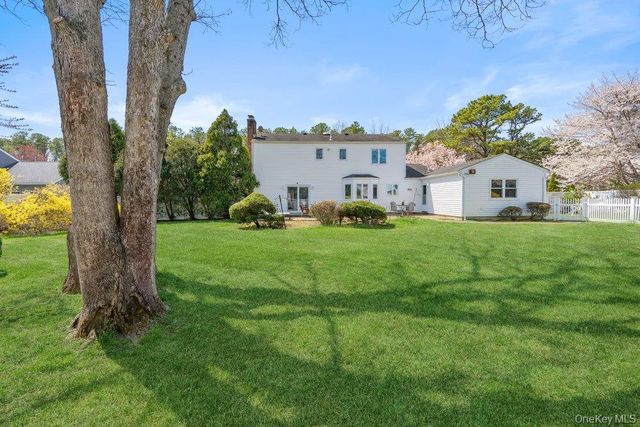 18 Lincoln Avenue, Dix Hills, NY 11746