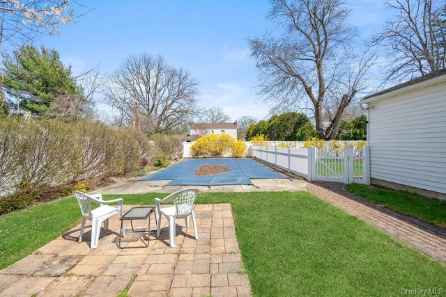 18 Lincoln Avenue, Dix Hills, NY 11746