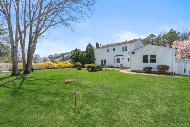 18 Lincoln Avenue, Dix Hills, NY 11746