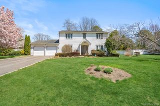 18 Lincoln Avenue, Dix Hills, NY 11746