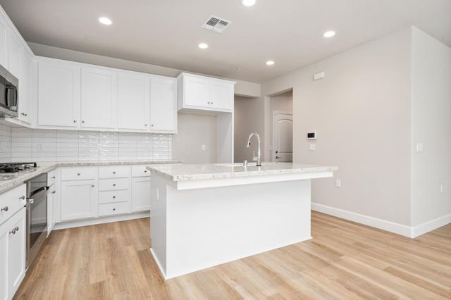 958 Ponderosa Way W, Madera, CA 93636