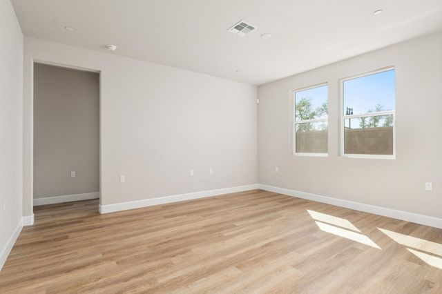 958 Ponderosa Way W, Madera, CA 93636