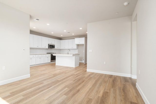 958 Ponderosa Way W, Madera, CA 93636