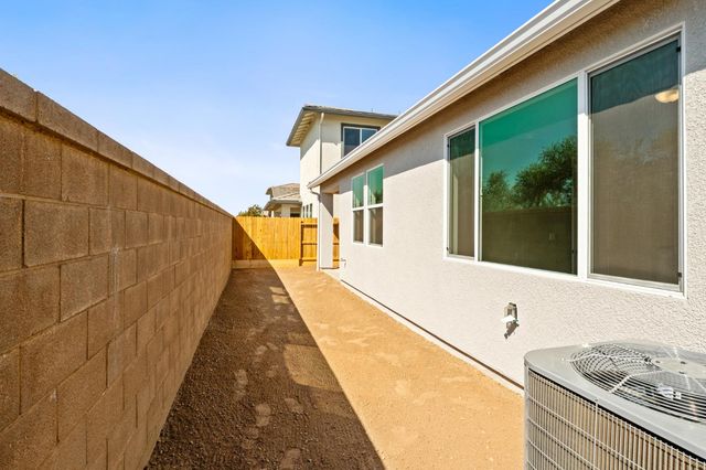 958 Ponderosa Way W, Madera, CA 93636