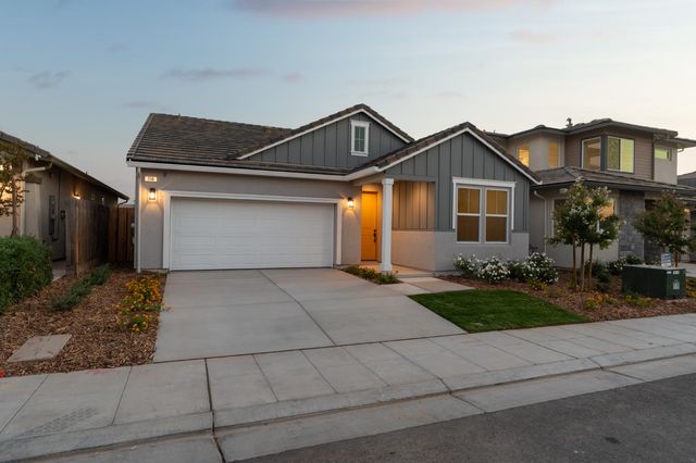958 Ponderosa Way W, Madera, CA 93636