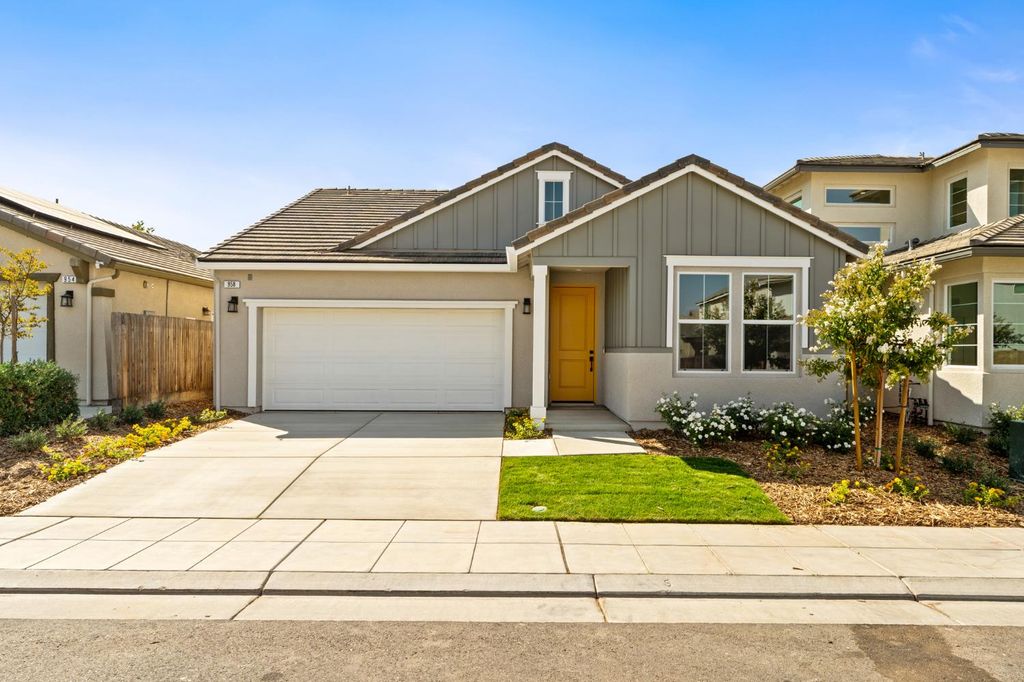 Image 1 of property listing at 958 Ponderosa Way W, Madera, CA 93636