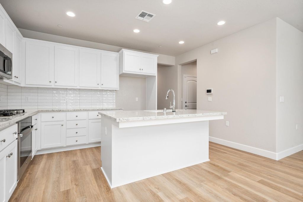 Image 10 of property listing at 958 Ponderosa Way W, Madera, CA 93636